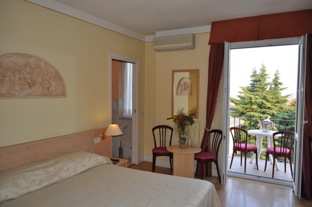 Hotel Alsazia Sirmione Zimmer foto